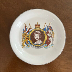 QUEEN ELIZABETH ll SILVER JUBILEE 5 3/8" SOUVENIR DISH - PRINCE WILLIAM POTTERY